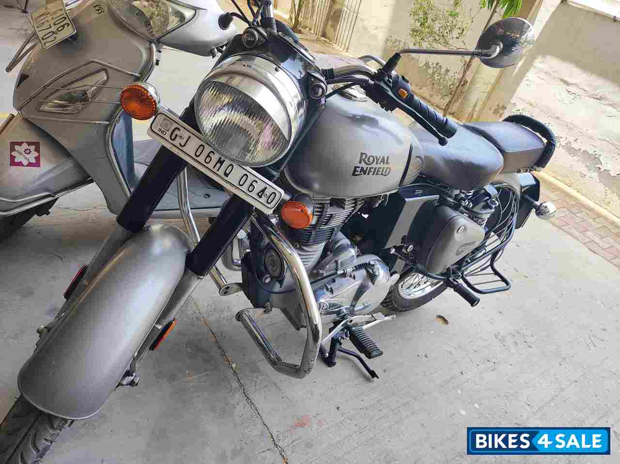 Gunmetal Gray Royal Enfield Classic 350