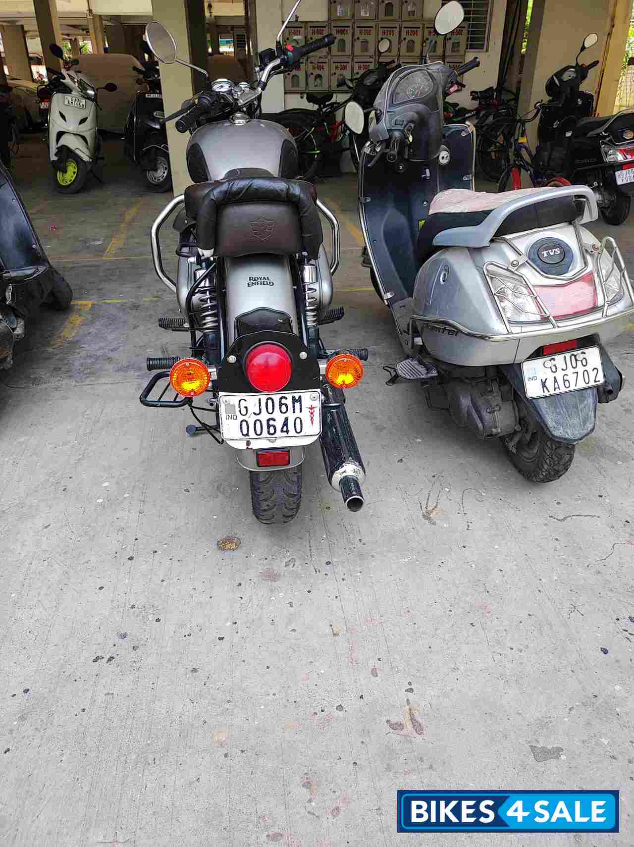 Gunmetal Gray Royal Enfield Classic 350