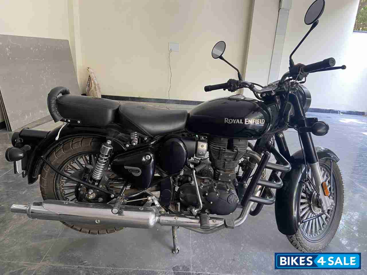 Pure Black Royal Enfield Classic 350 Pure Black Royal Enfield Classic 350