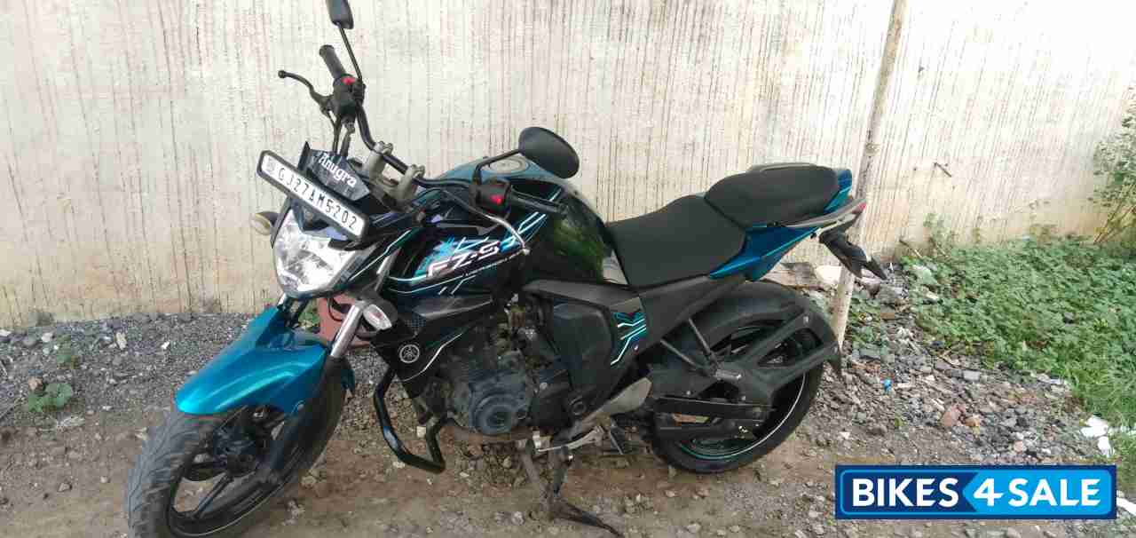 Blue/black Yamaha FZ16