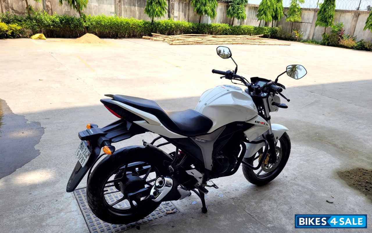 White Suzuki Gixxer 150