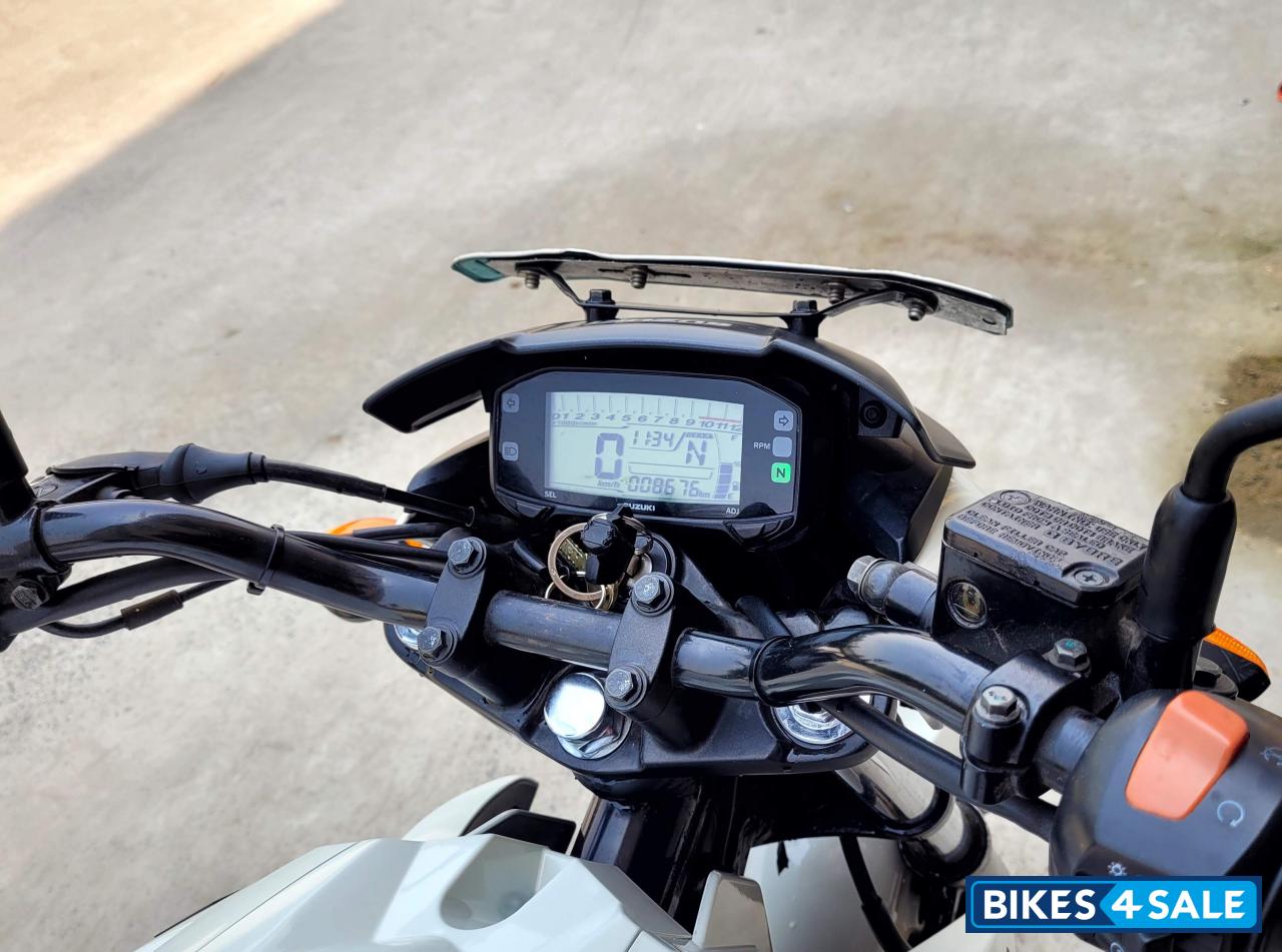 White Suzuki Gixxer 150 White Suzuki Gixxer 150