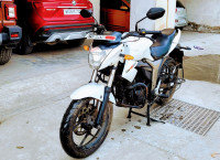 White Suzuki Gixxer 150