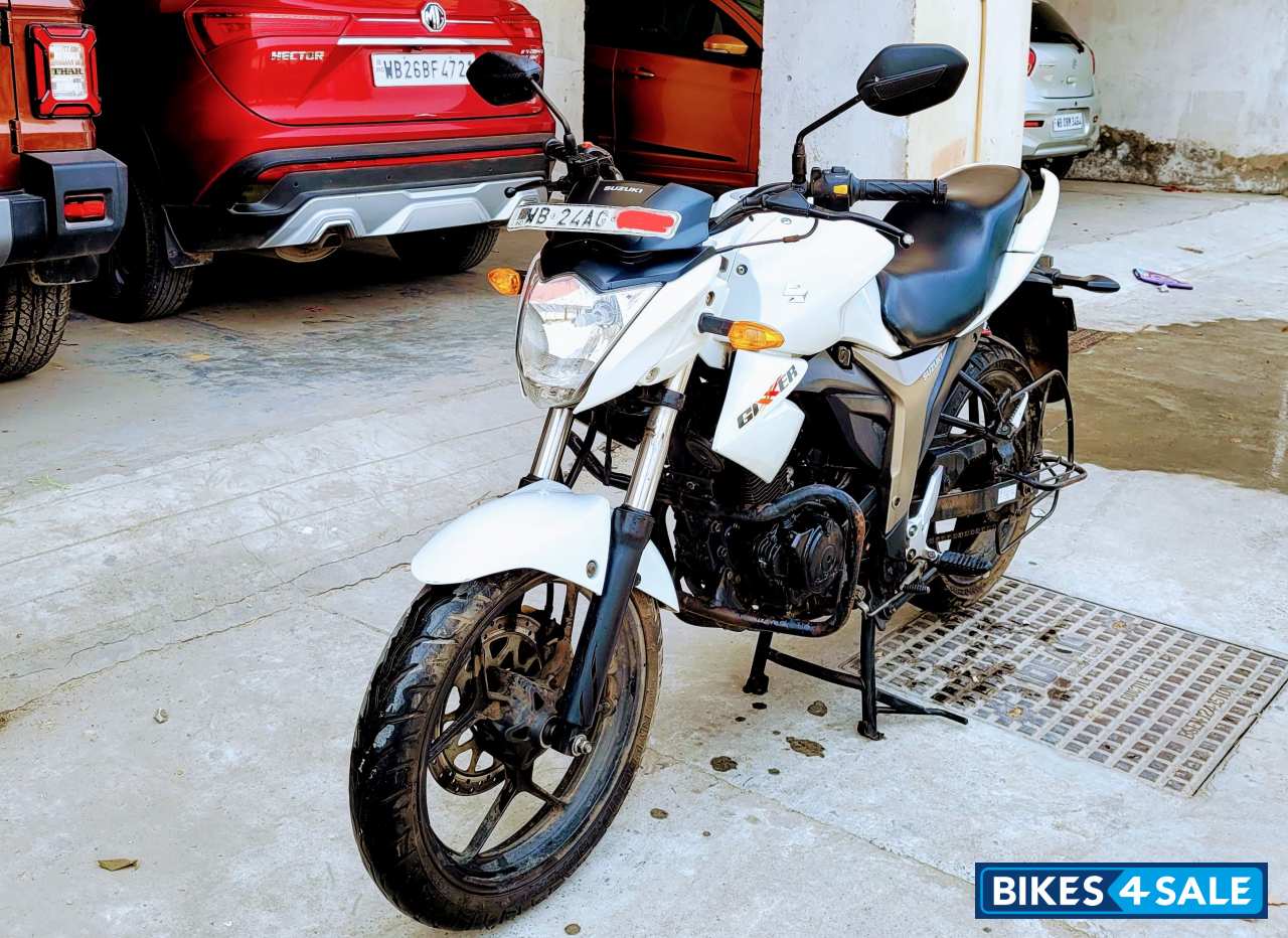 White Suzuki Gixxer 150 White Suzuki Gixxer 150