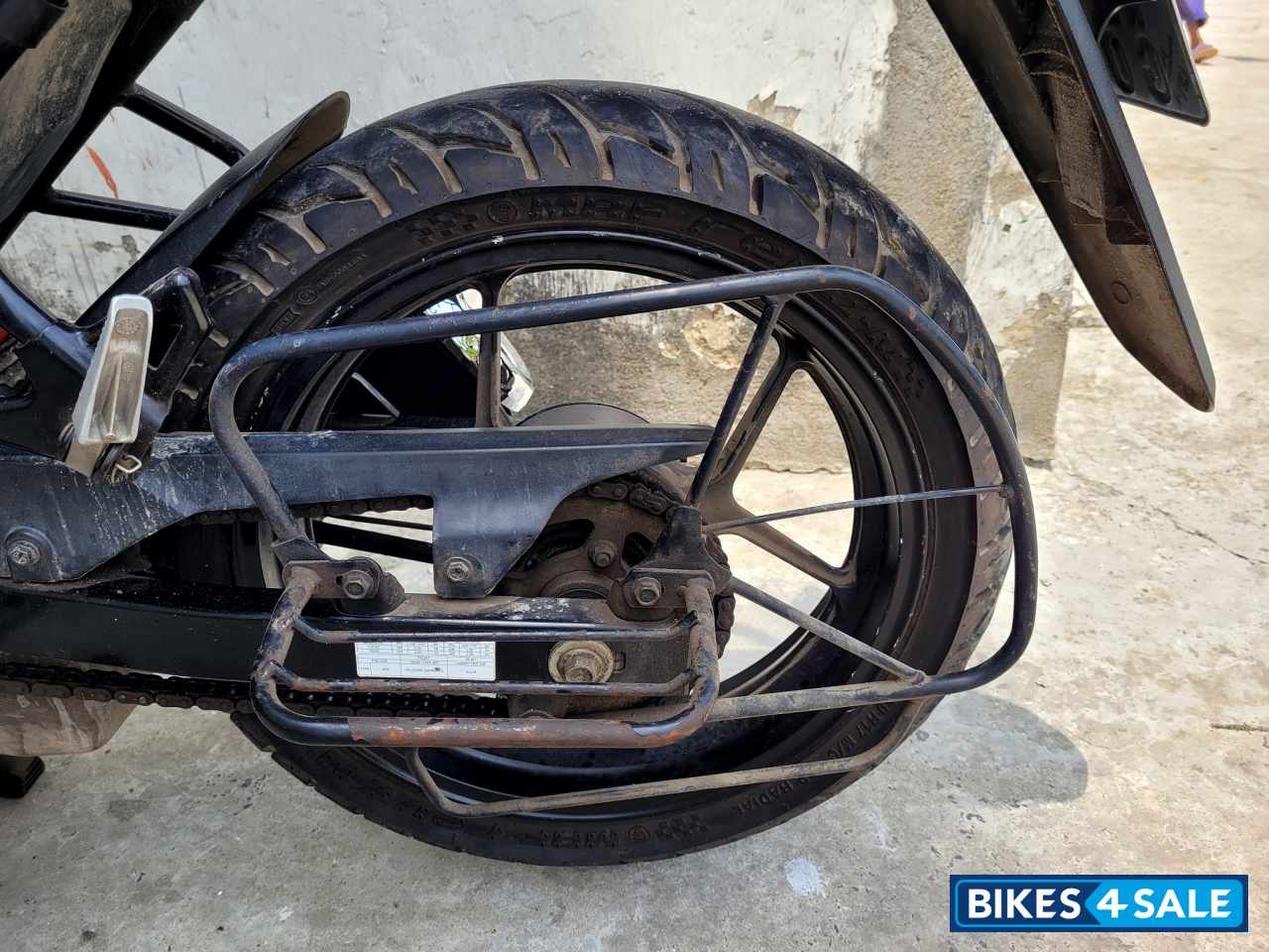 White Suzuki Gixxer 150 White Suzuki Gixxer 150