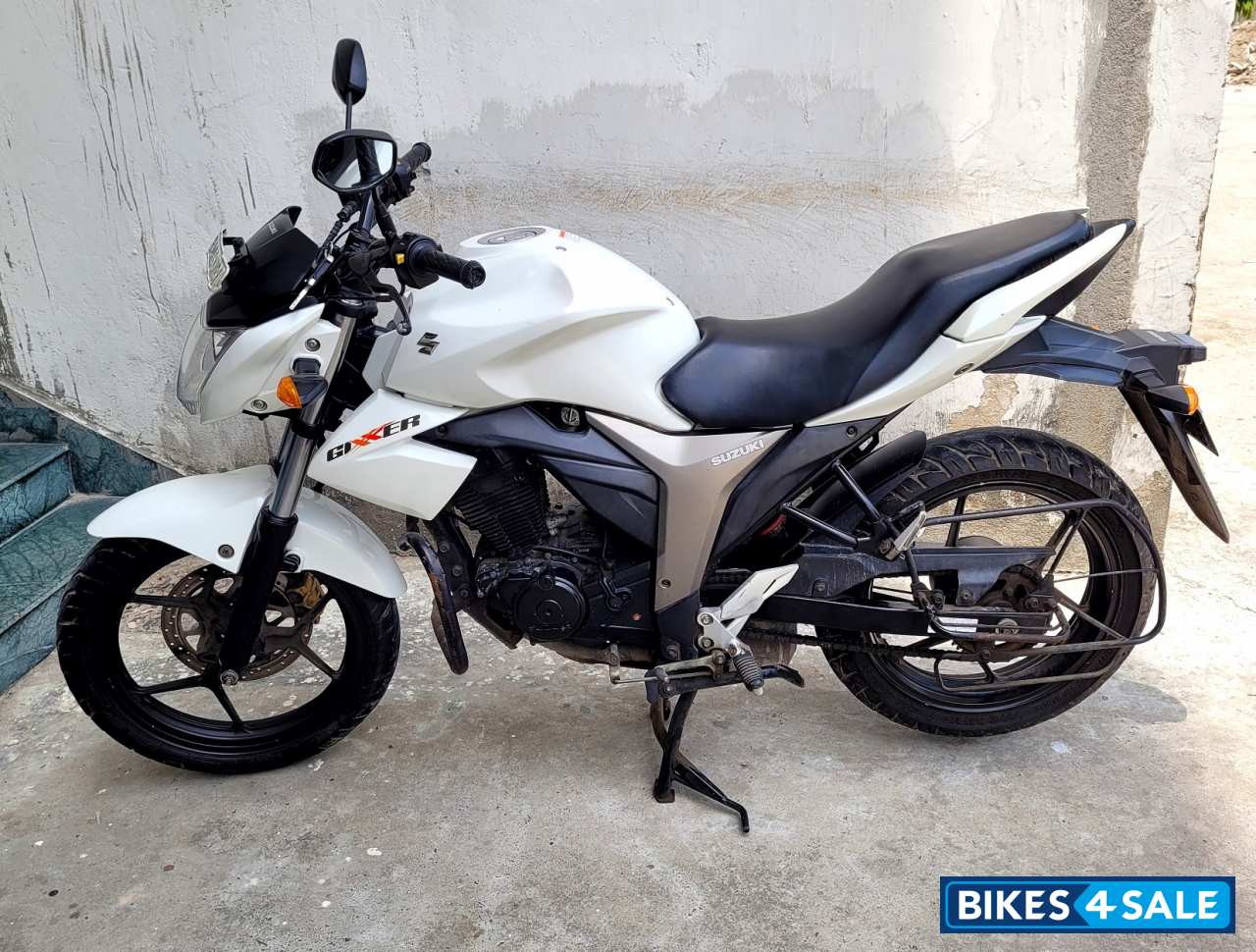 White Suzuki Gixxer 150 White Suzuki Gixxer 150