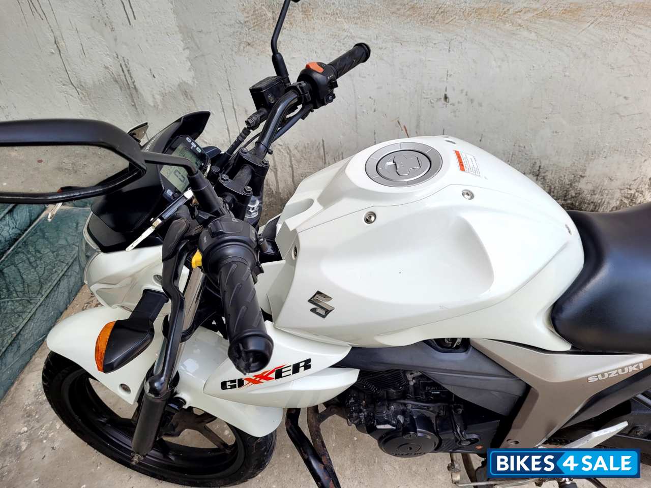 White Suzuki Gixxer 150 White Suzuki Gixxer 150
