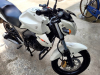 White Suzuki Gixxer 150