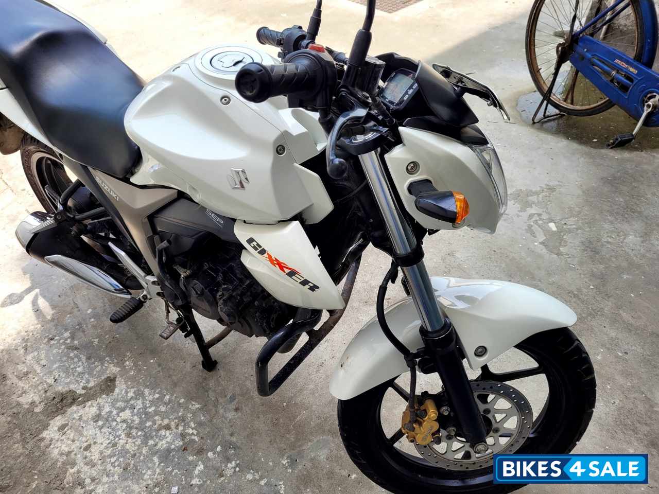 White Suzuki Gixxer 150 White Suzuki Gixxer 150