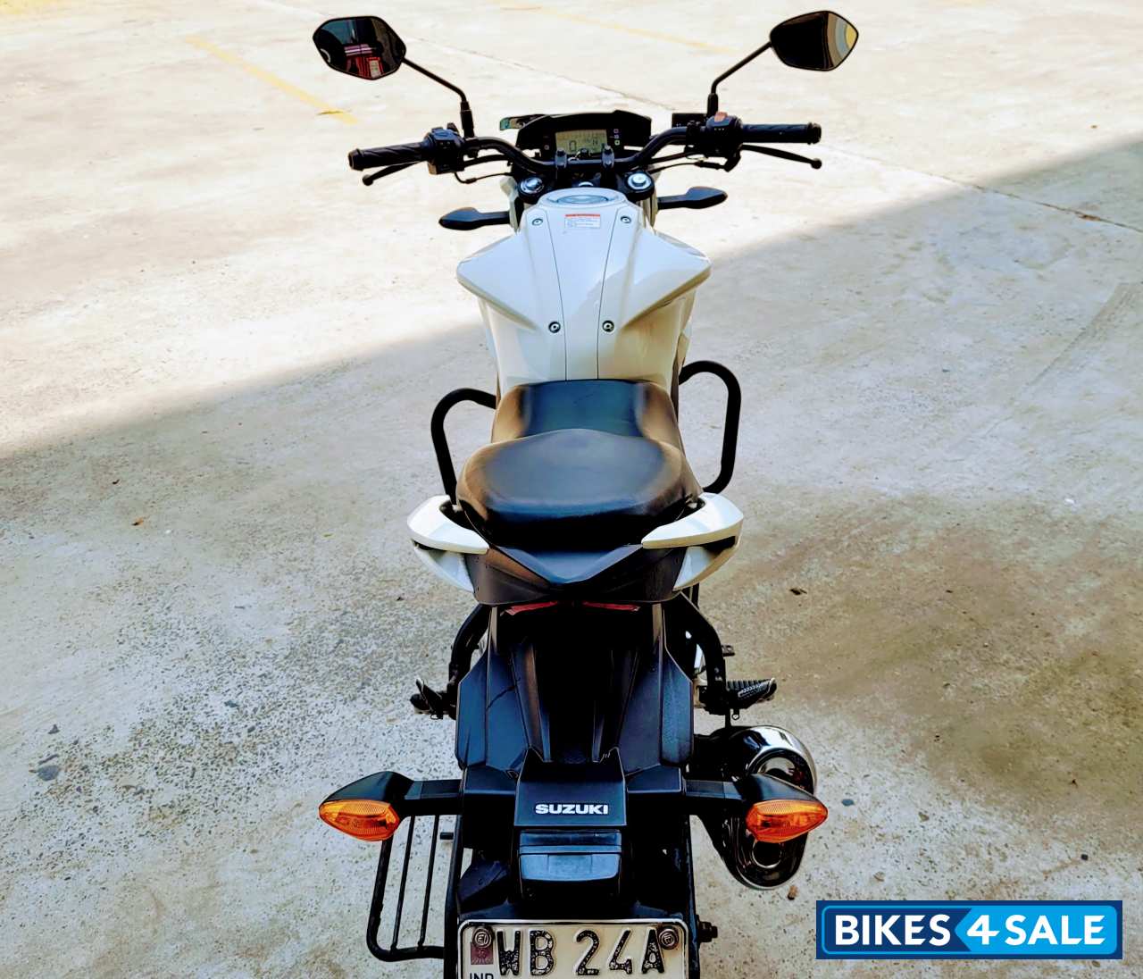 White Suzuki Gixxer 150 White Suzuki Gixxer 150