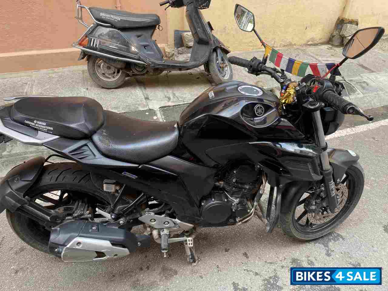 Black Yamaha FZ25