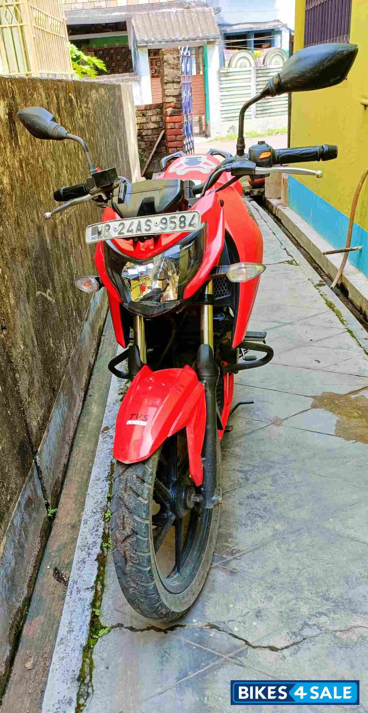 Red TVS Apache RTR 160 4V