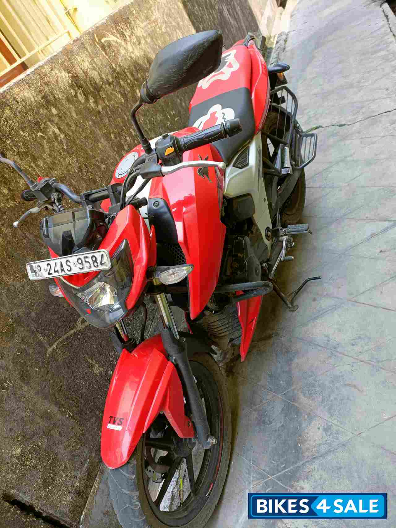 Red TVS Apache RTR 160 4V