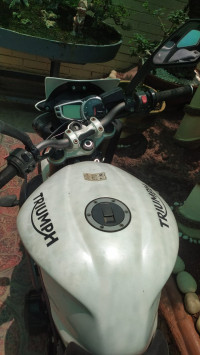 Crystal White Triumph Street Triple