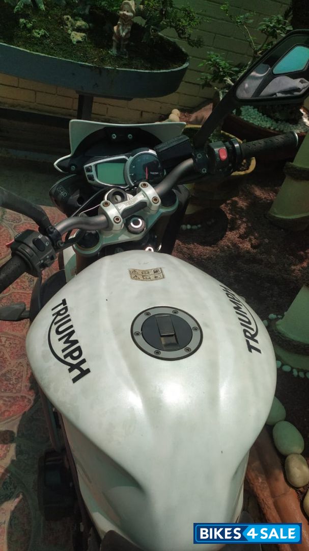 Crystal White Triumph Street Triple Crystal White Triumph Street Triple