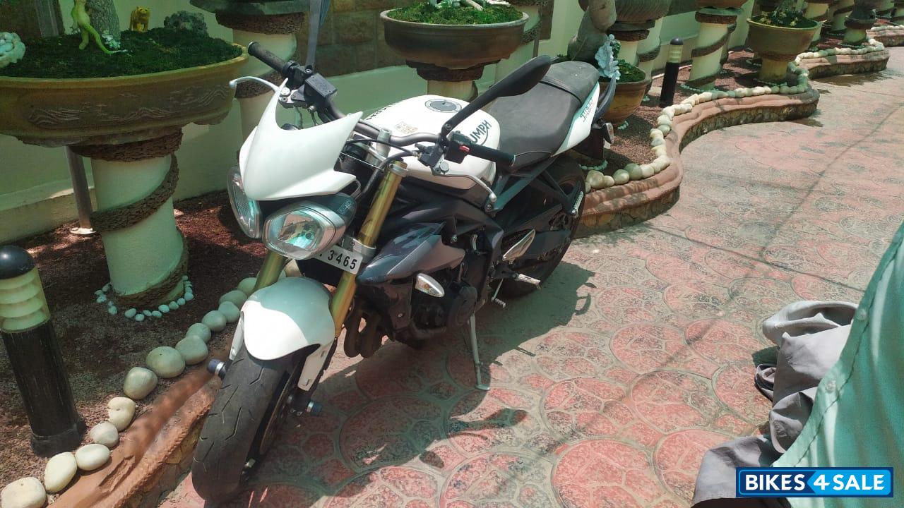 Crystal White Triumph Street Triple Crystal White Triumph Street Triple