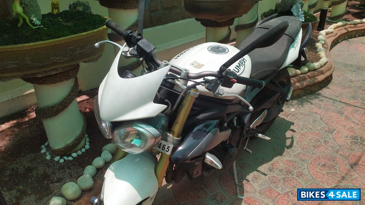 Crystal White Triumph Street Triple Crystal White Triumph Street Triple