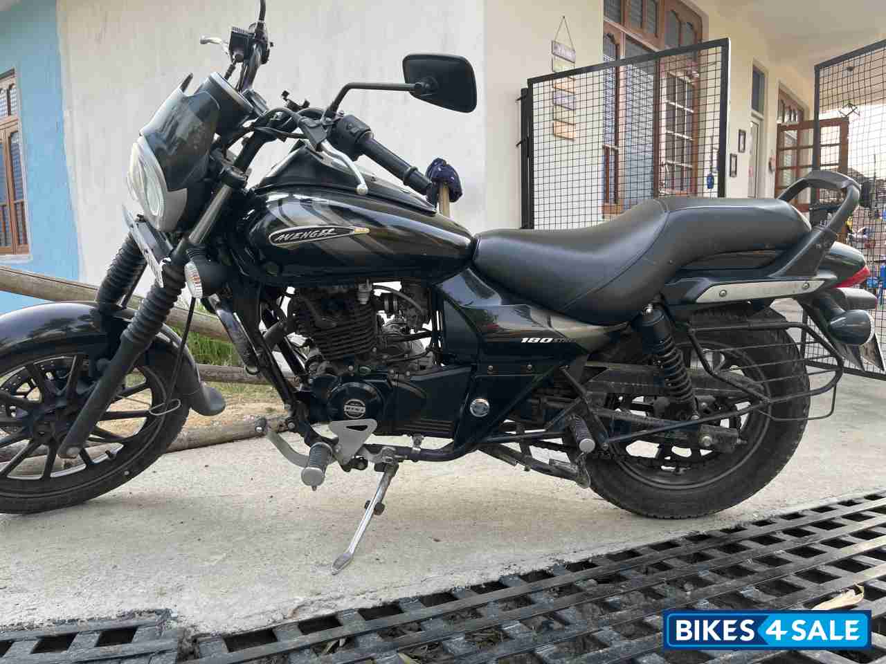 Bajaj Avenger 180 DTS-i