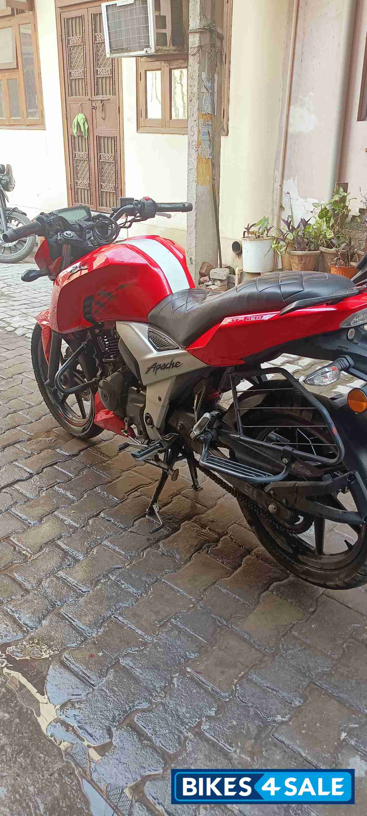 Red TVS Apache RTR 160 4V
