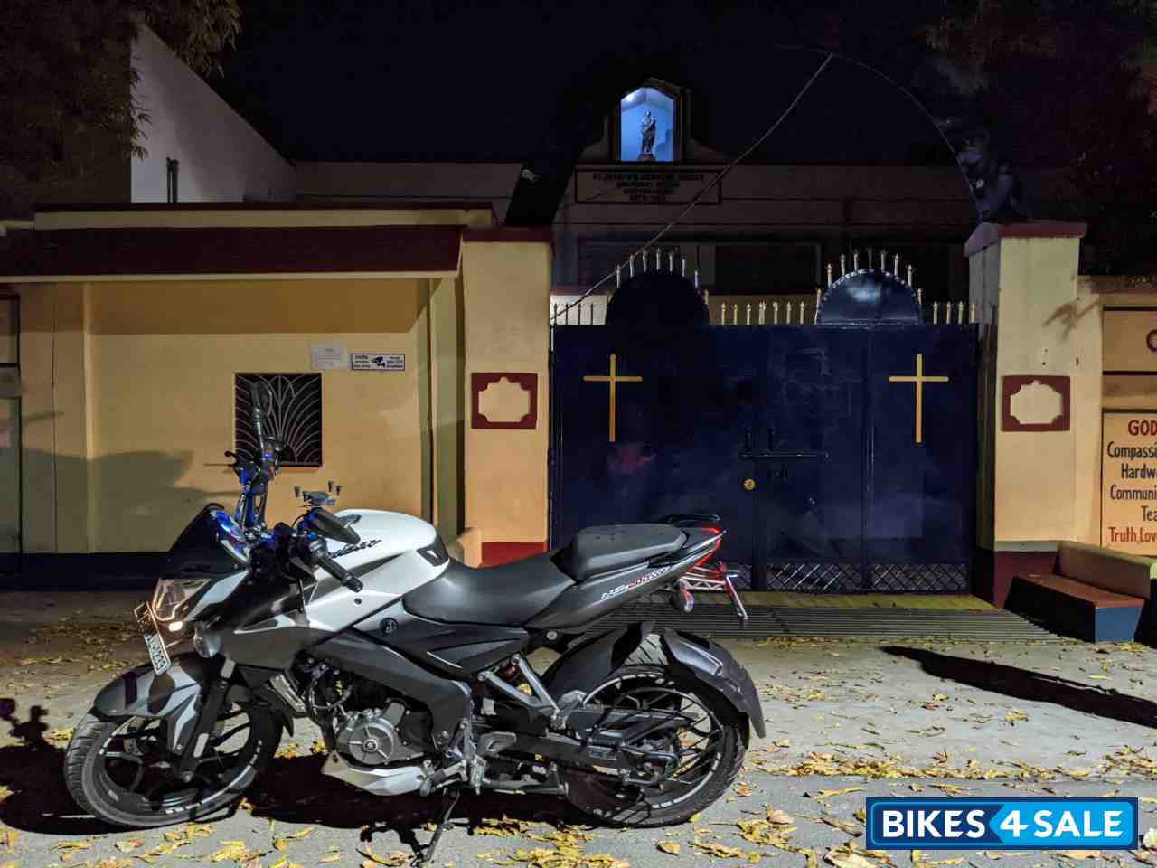 Pearl White Bajaj Pulsar 200 NS