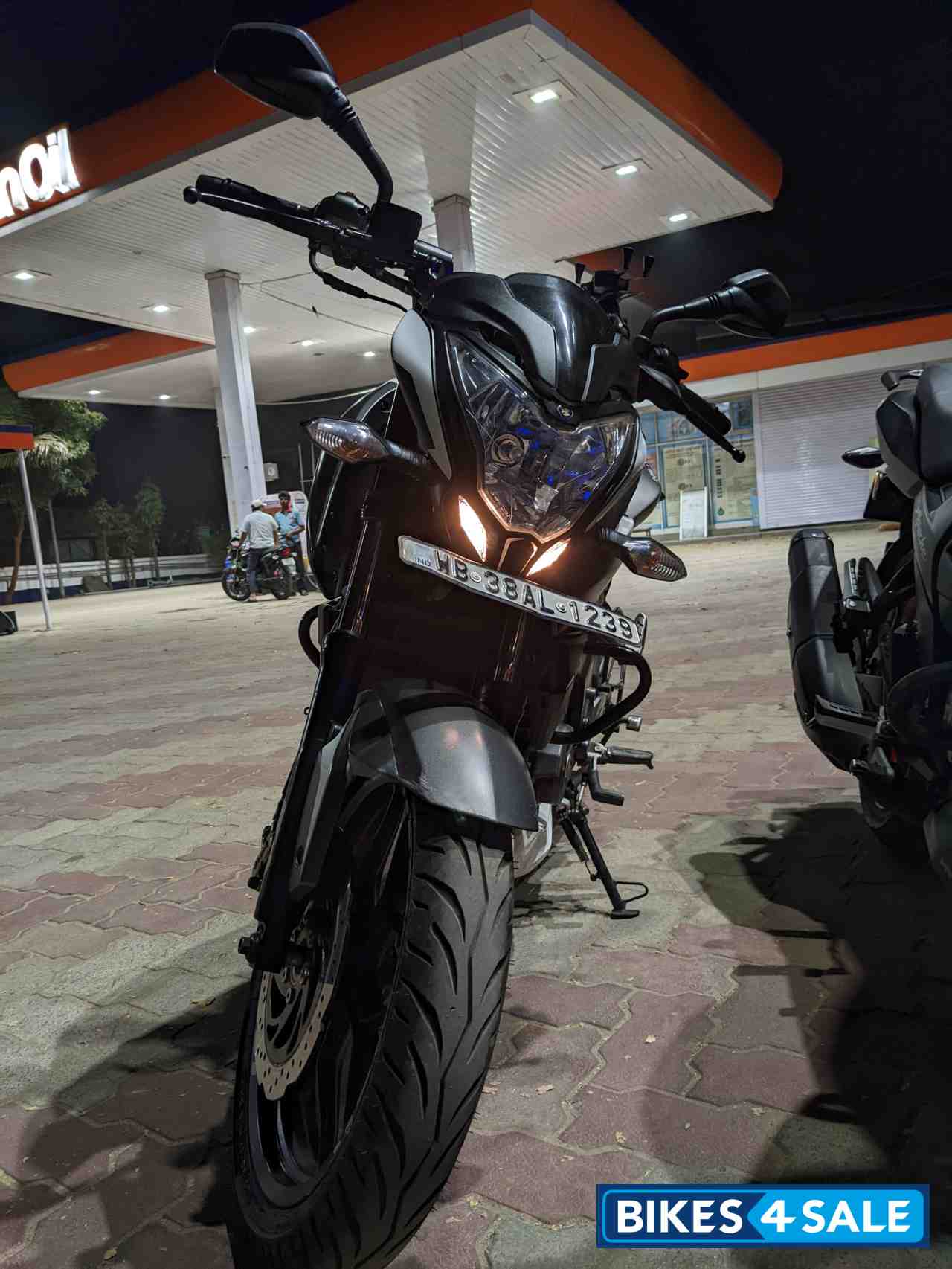 Pearl White Bajaj Pulsar 200 NS