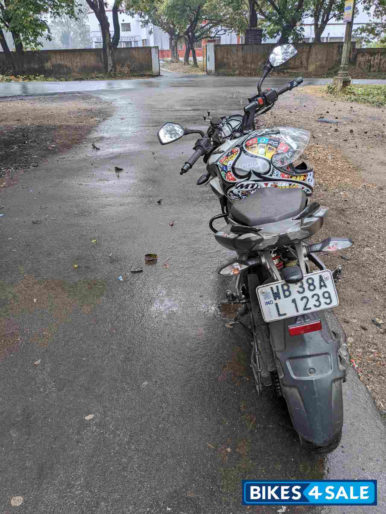 Pearl White Bajaj Pulsar 200 NS