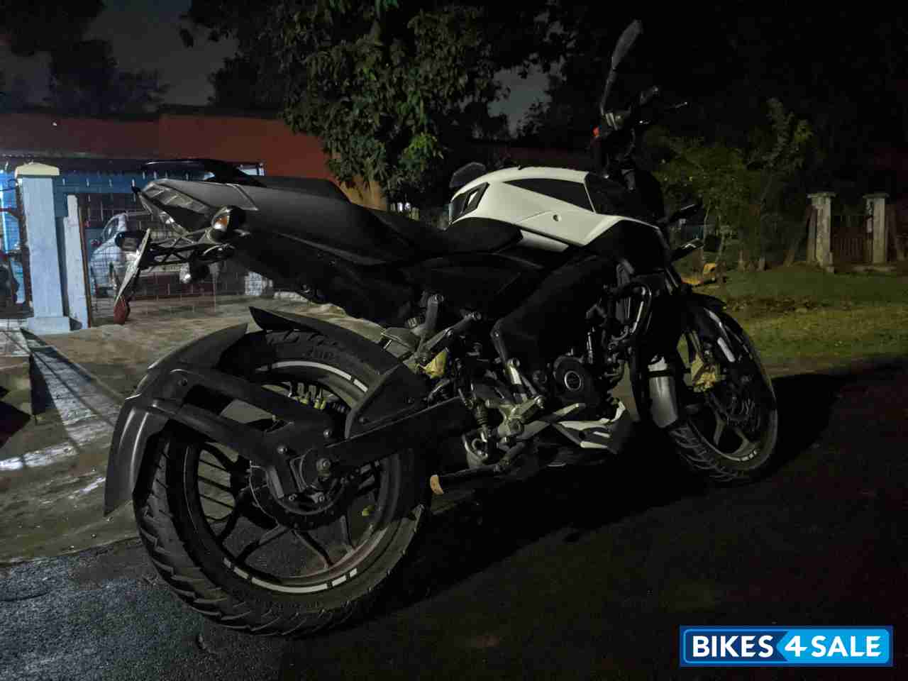 Pearl White Bajaj Pulsar 200 NS