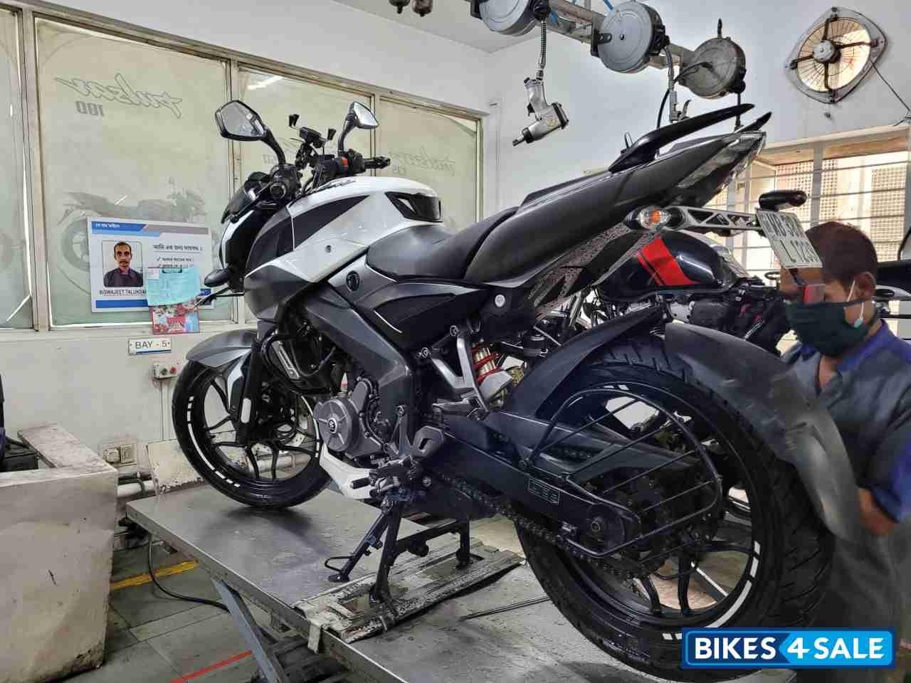 Pearl White Bajaj Pulsar 200 NS