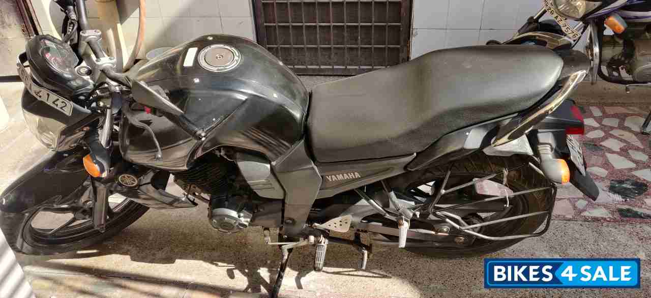 Black Yamaha FZ16
