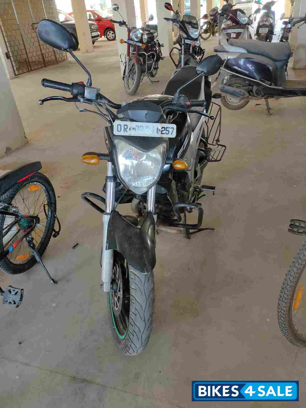 Glossy Black Yamaha FZ16