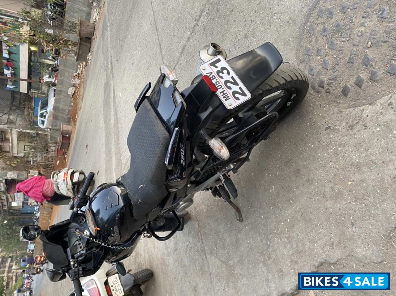 Black Bajaj Pulsar 220 DTSFi