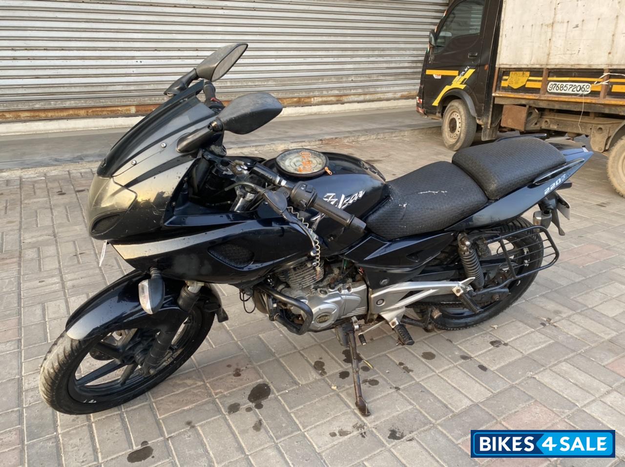 Black Bajaj Pulsar 220 DTSFi