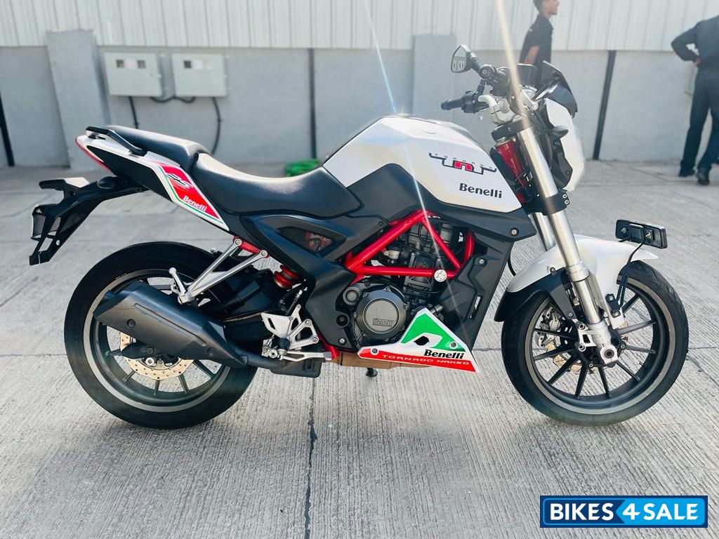 White Benelli TNT 25