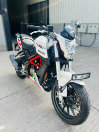 White Benelli TNT 25