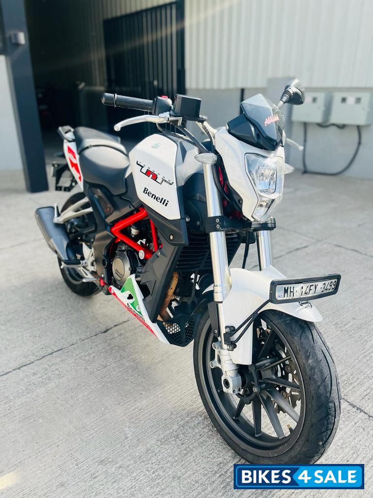 White Benelli TNT 25