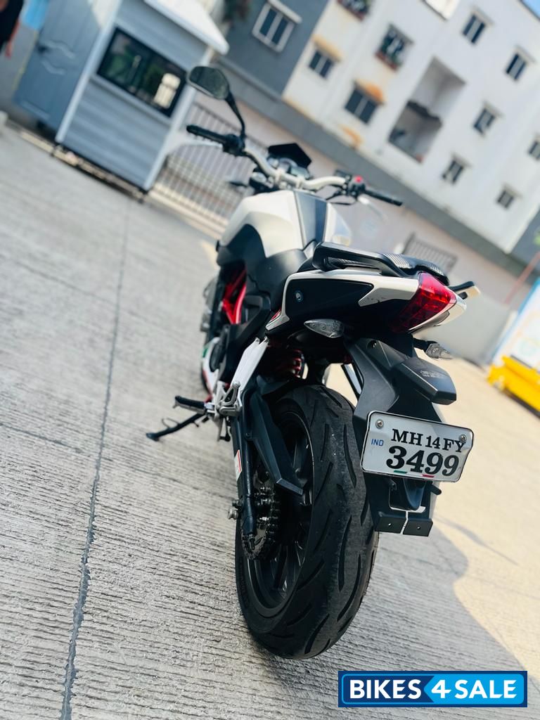 White Benelli TNT 25