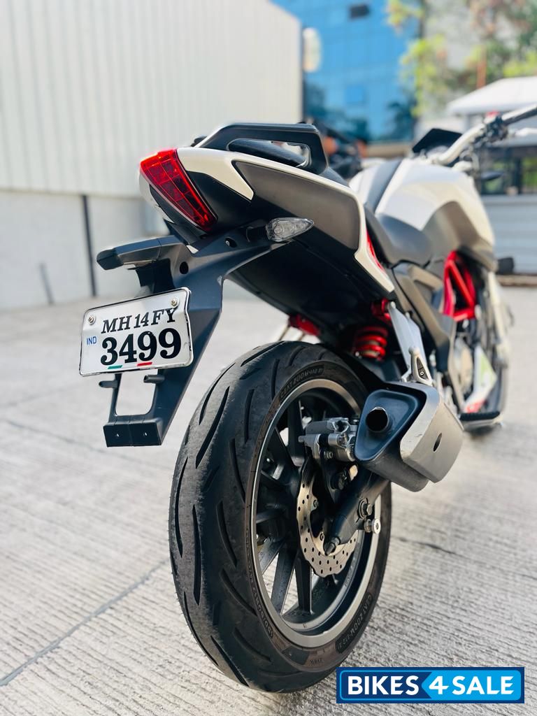 White Benelli TNT 25