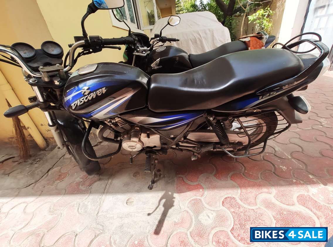 Blue-black Bajaj Discover DTSi 125