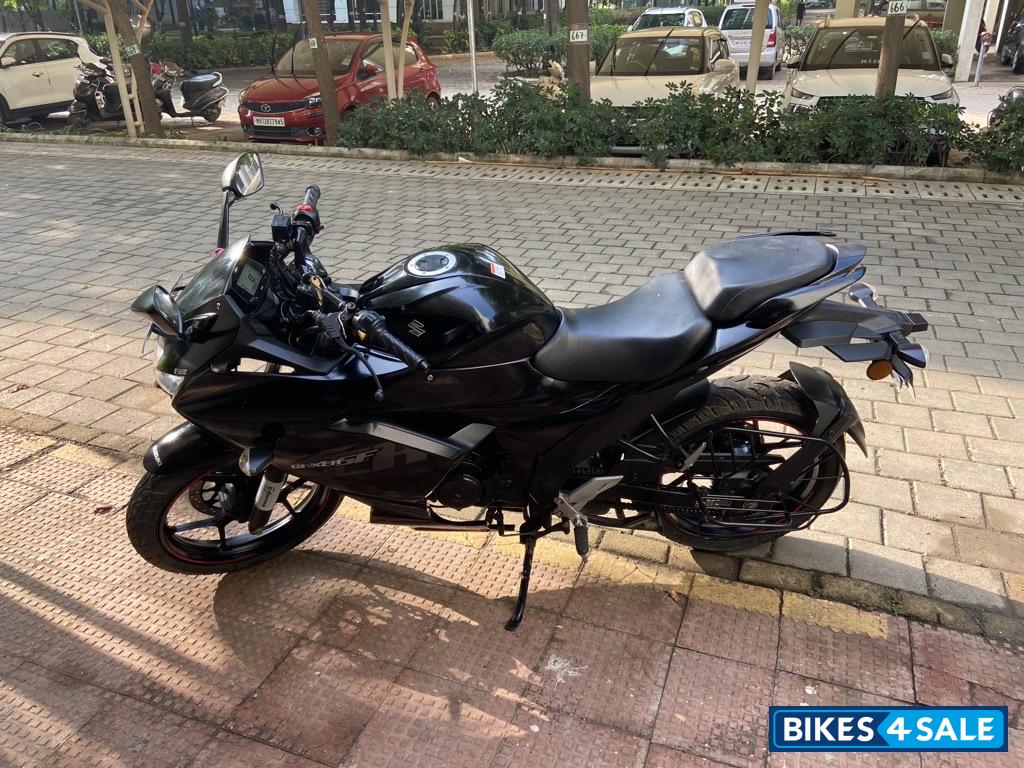 Black Suzuki Gixxer SF Fi