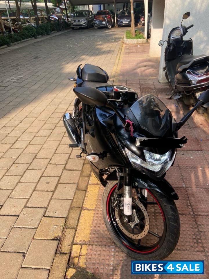 Black Suzuki Gixxer SF Fi