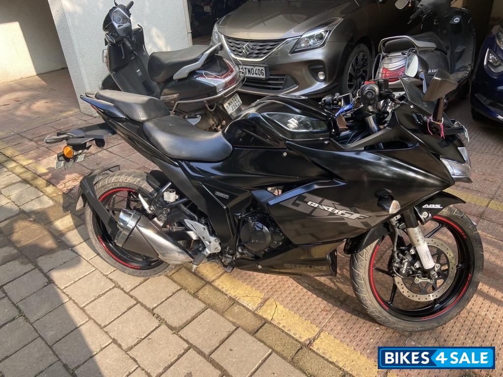 Black Suzuki Gixxer SF Fi