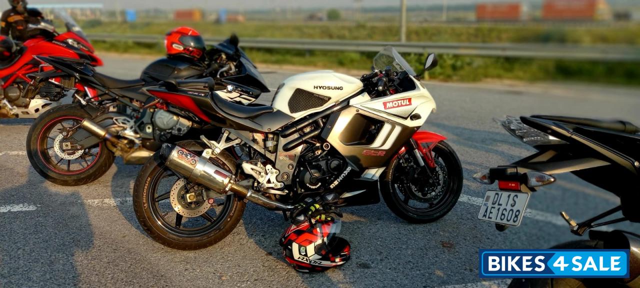 White Hyosung GT650R White Hyosung GT650R