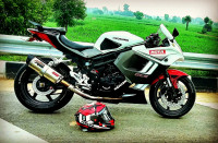 White Hyosung GT650R