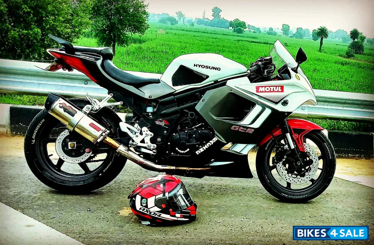 White Hyosung GT650R White Hyosung GT650R