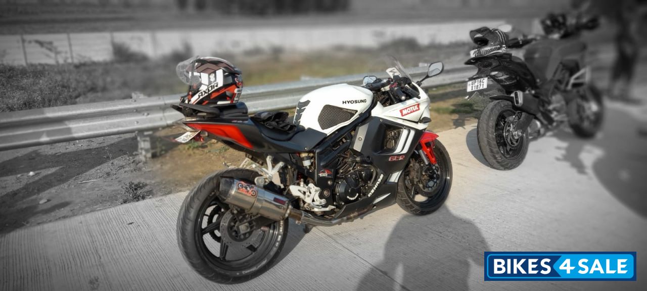 White Hyosung GT650R White Hyosung GT650R
