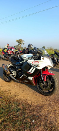White Hyosung GT650R