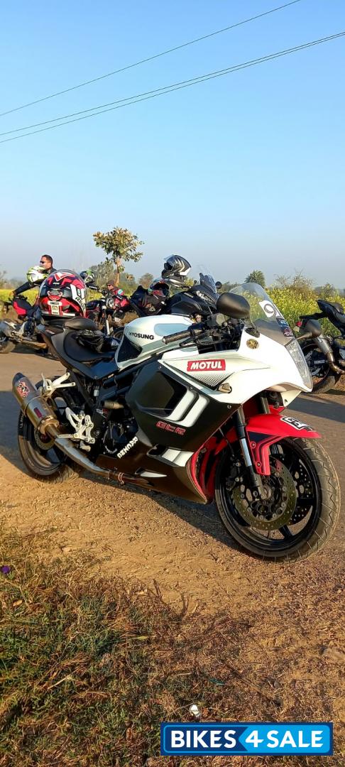 White Hyosung GT650R White Hyosung GT650R