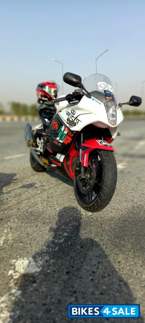 White Hyosung GT650R White Hyosung GT650R