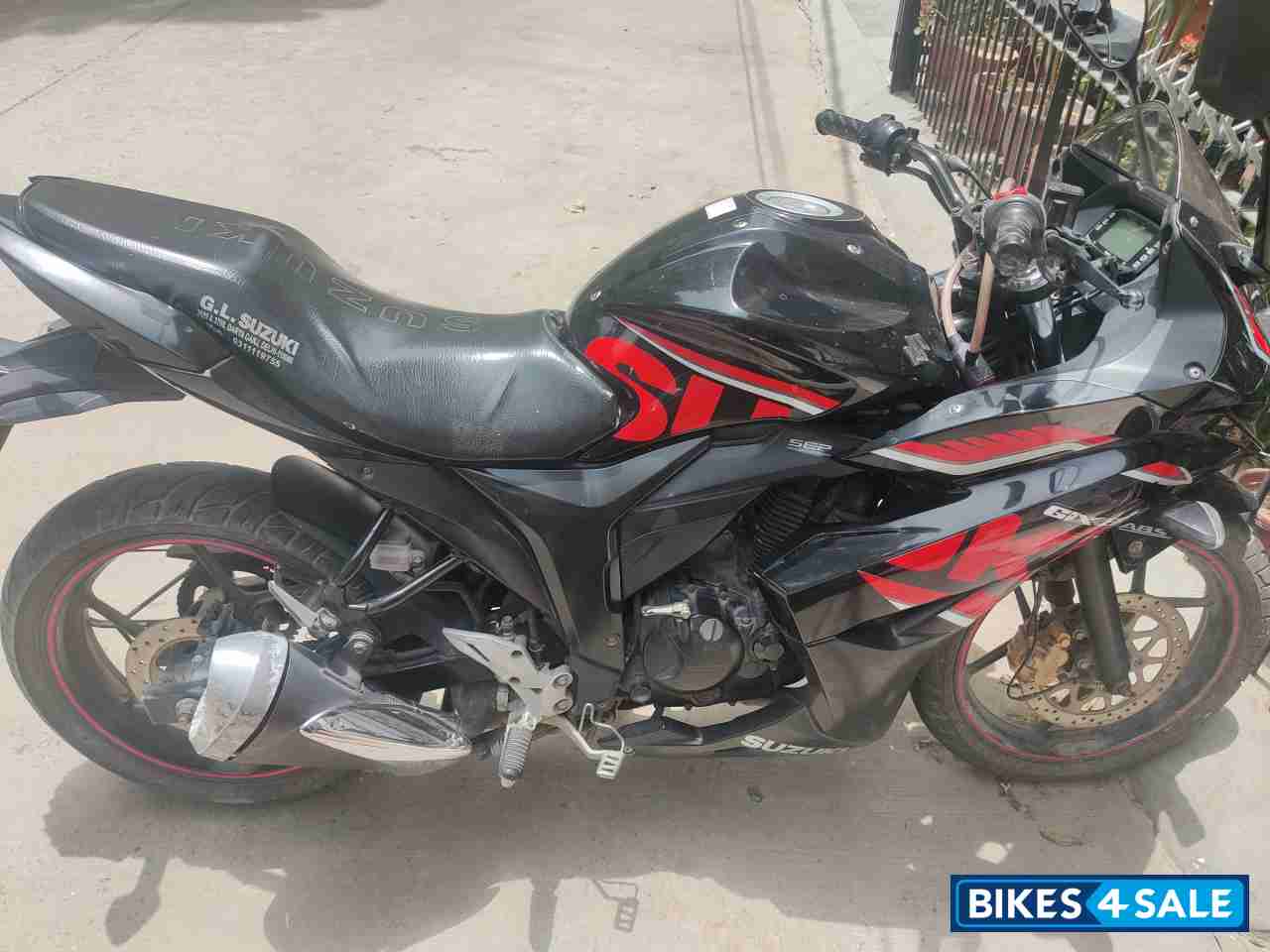 Black-red Suzuki Gixxer SF Fi