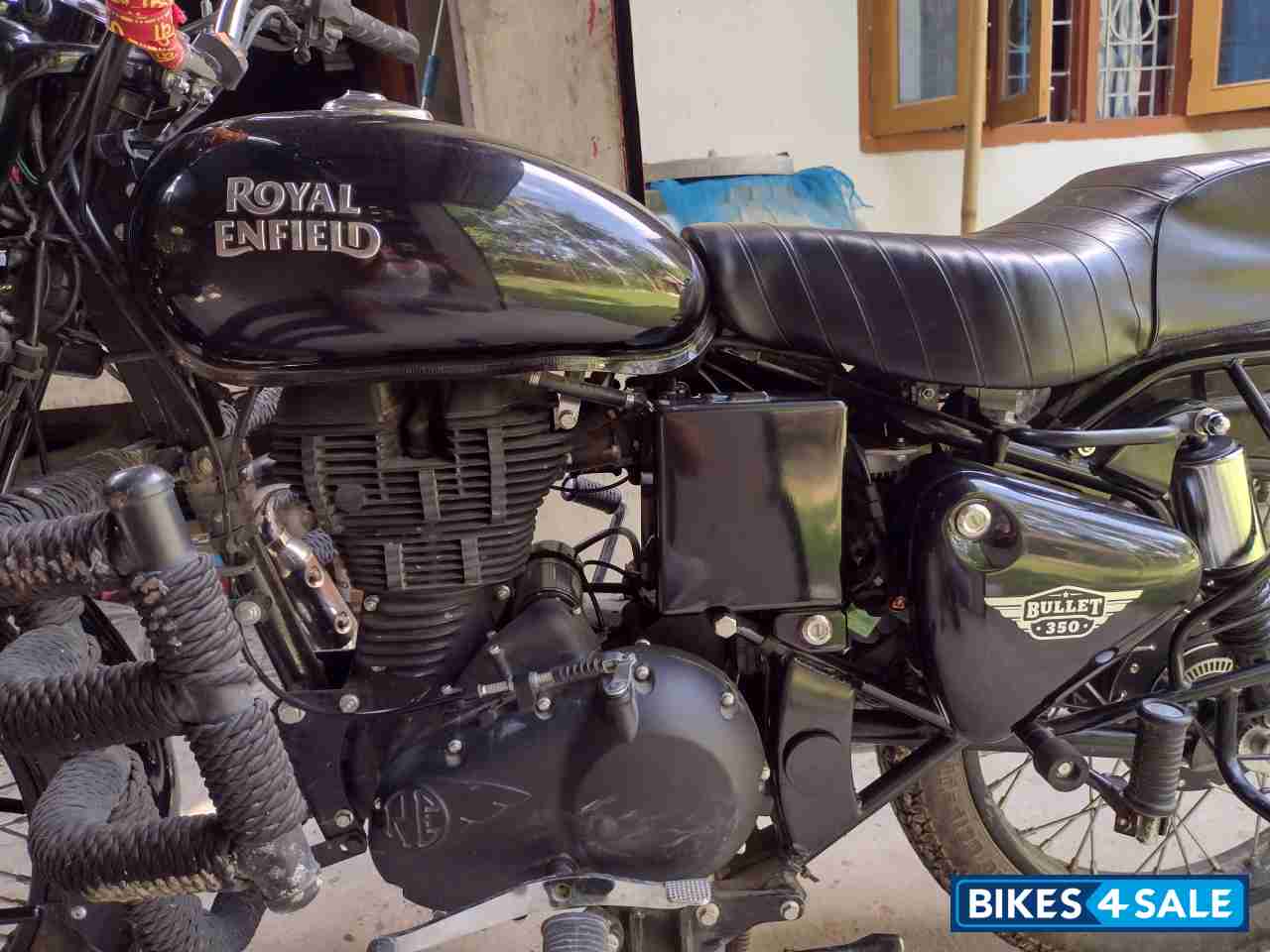 Jet Black Royal Enfield Bullet 350 ES BS6